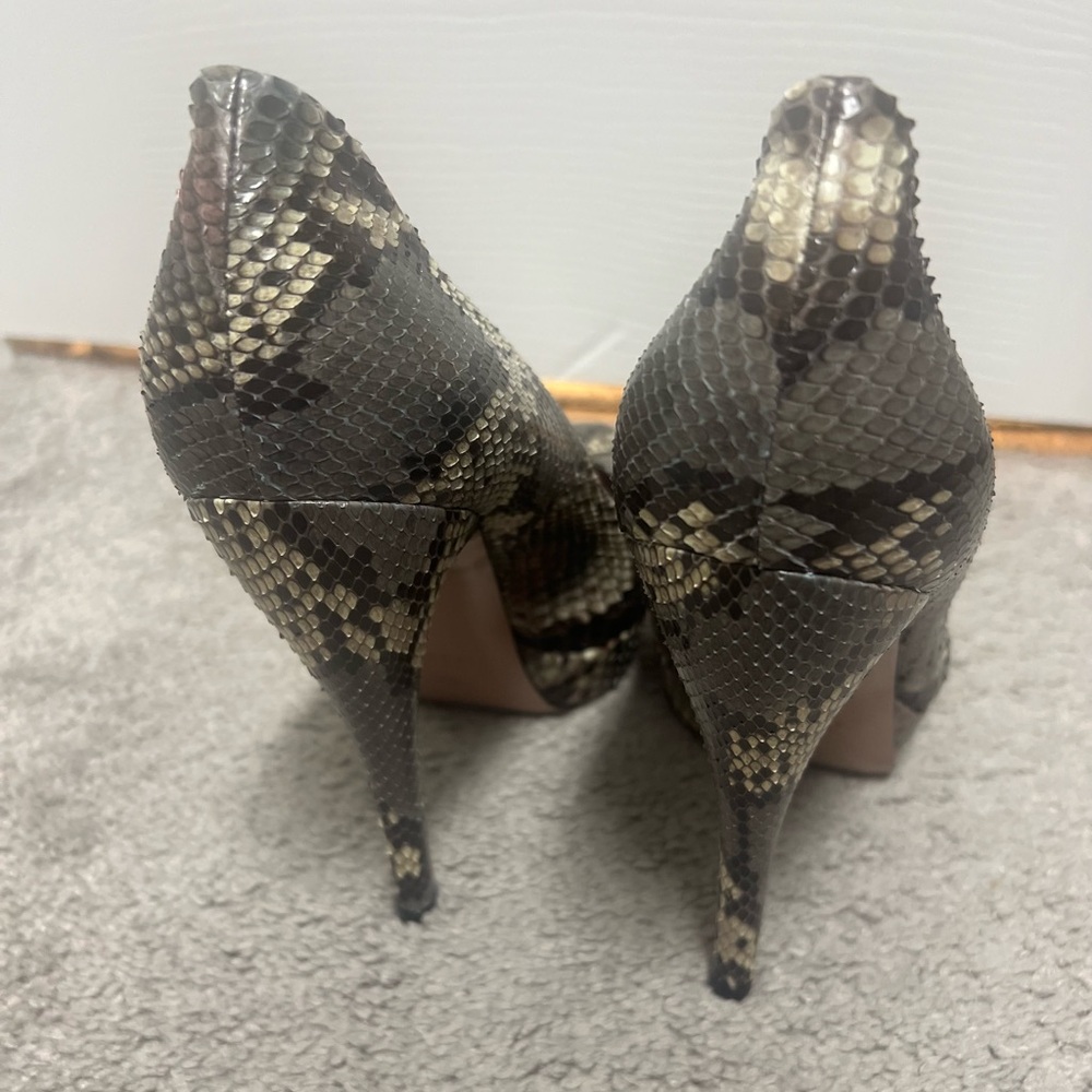 GUCCI
Python Animal Print Pumps - Picture 3 of 6